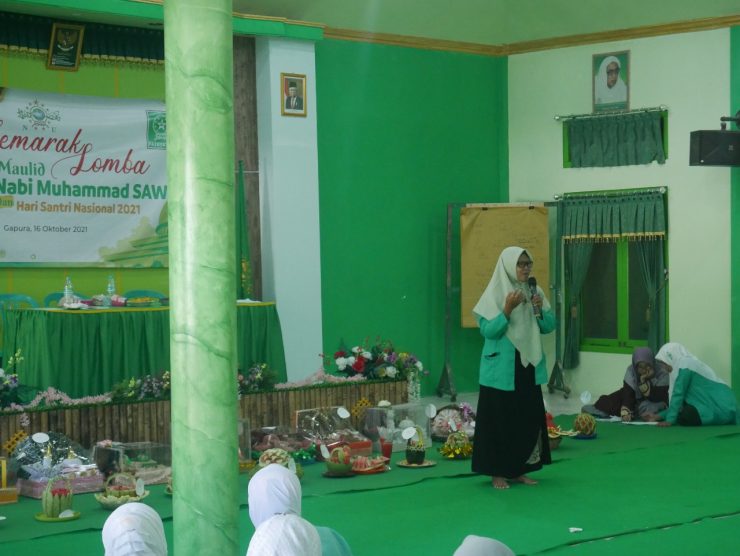 Nyi Juwairiyah Mawardi menyampaikan poin-poin penilaian lomba PAC Fatayat NU Gapura